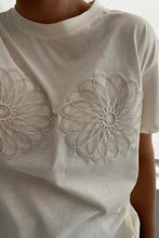 Load image into Gallery viewer, Daisy tee - Off White
