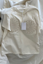 Load image into Gallery viewer, Daisy tee - Off White
