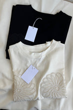 Load image into Gallery viewer, Daisy tee - Off White
