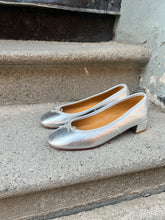 Load image into Gallery viewer, Capri Ballerina with T20 heel - Silver
