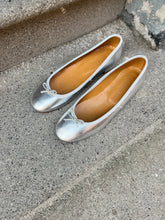 Load image into Gallery viewer, Capri Ballerina with T20 heel - Silver
