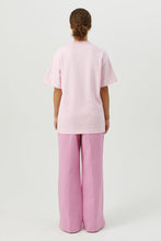 Load image into Gallery viewer, Apple T-shirt - Pink
