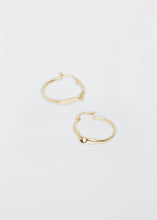 Load image into Gallery viewer, Wave Hoop gold
